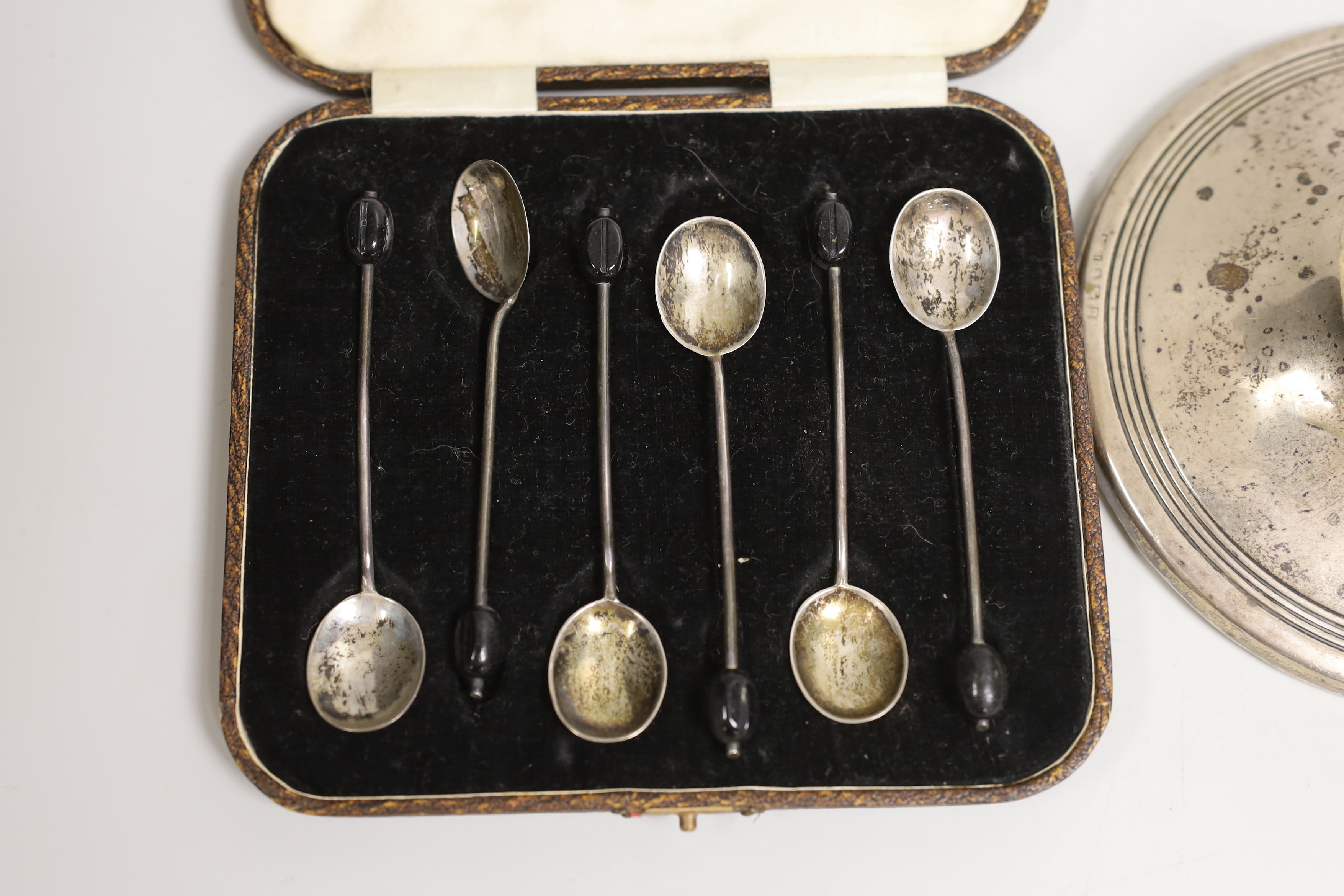 A pair of Edwardian silver sugar casters, Sheffield, 1907, 11.2cm, a silver mounted capstan inkwell and cased set of six silver bean end coffee spoons.